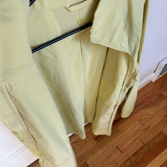 Men's Light Yellow Lululemon Jacket - Picture 2 of 2